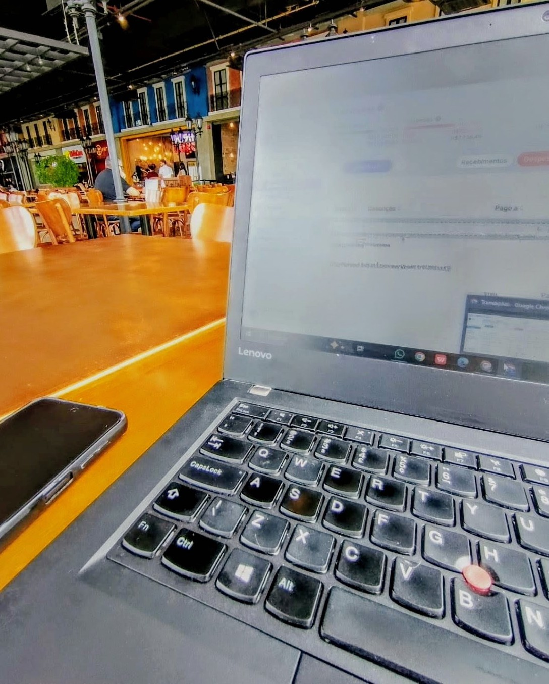 Rotina de trabalho da Monex Finanças: controle de recebimentos no notebook